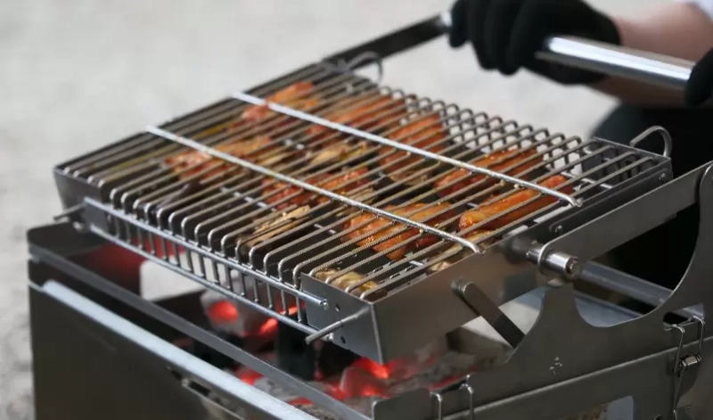 Parrilla giratoria ligera para acampar, ideal para entusiastas de las actividades al aire libre: acero inoxidable y f&aacute;cil de instalar.